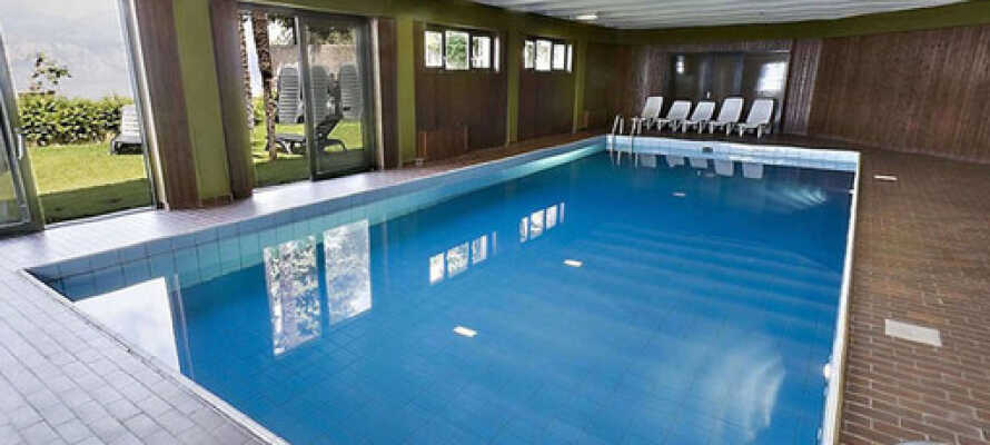 Der er en opvarmet indendørs pool og bagefter kan I nyde en tur i saunaen.