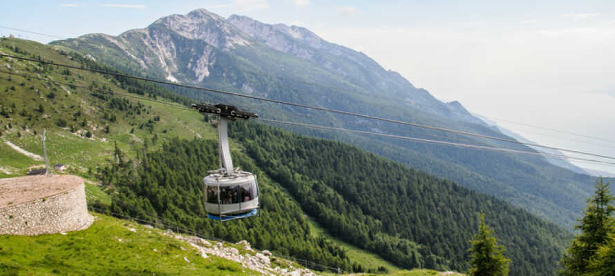 Tag en tur op ad det stolte Monte Baldo og nyd den helt fantastiske udsigt over bjergene og naturen.