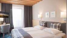 Hotellets værelser er hyggeligt indrettet i lyse farver