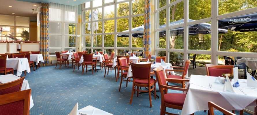 Nyd dejlige måltider i hotellets nydelige maritime restaurant, som strækker sig over to niveauer og tilbyder en hyggelig atmosfære