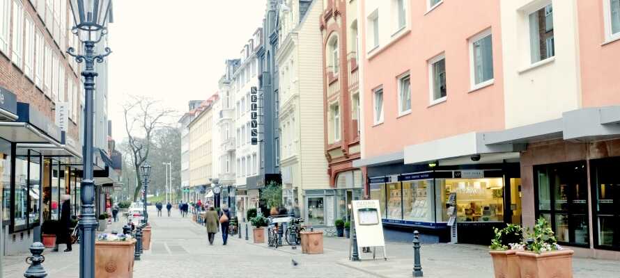 Gå en tur op ad Holstenstrasse; byens lange gågade, som præges af restauranter, barer, butikker og forskellige museer. 