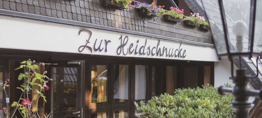 Slap af på det 4-stjernede Hotel Zur Heidschnucke, som ligger i naturskønne omgivelser tæt på Lüneburger Heide.