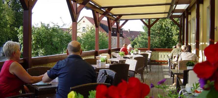 Varm gæstfrihed venter jer i hotellets restaurant med terrasse, hvor I kan nyde udsøgt mad.