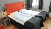 Værelserne er enkelt og praktisk indrettet med komfortable senge