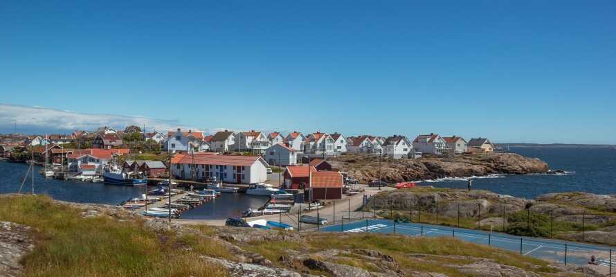 Hav & Logi ligger på den bohuslänske ø, Tjörn, og huser et idyllisk kystsamfund med skærgårde og klippelandskaber