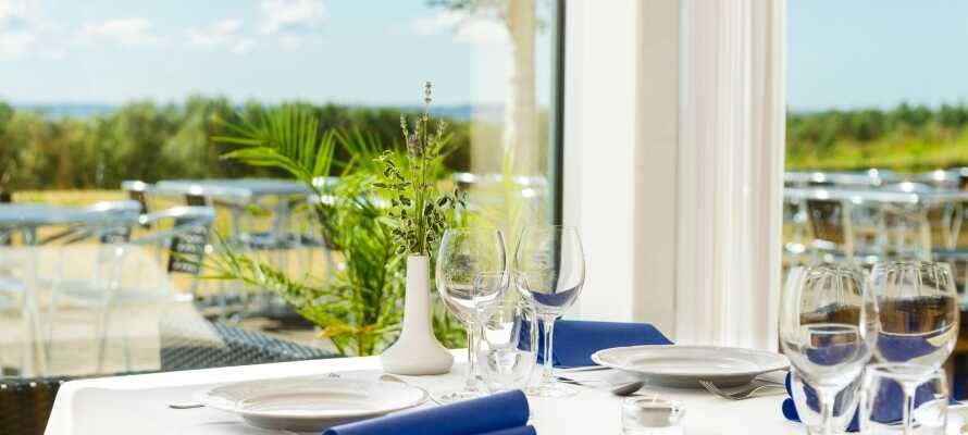 I hotellets restaurang serveras utsökt mat av hög kvalitet och här nar ni en fantastisk utsikt över havet