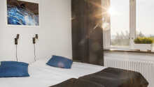 Hotellets lyse og komfortable værelser sørger for behagelige rammer for opholdet