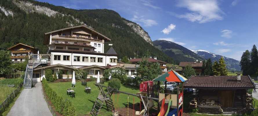 Alpin-Hotel Schrofenblick har en rolig og solrig placering, bare en kilometer fra centrum i Mayrhofen.