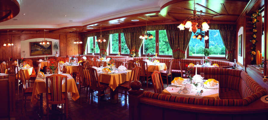 Hotellets restaurant byder på regionale og internationale specialiteter, med ekslusive vine til.