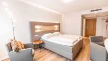 Hotellets 88 værelser er indrettet med optimal komfort, så I kan slappe af efter en aktiv dag.