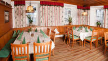 Nyd dejlige måltider i den rustikke atmosfære i hotellets restaurant.