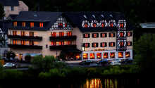 Moselhotel & Restaurant Traube byder velkommen til et herligt ophold, direkte ved Mosel-floden.