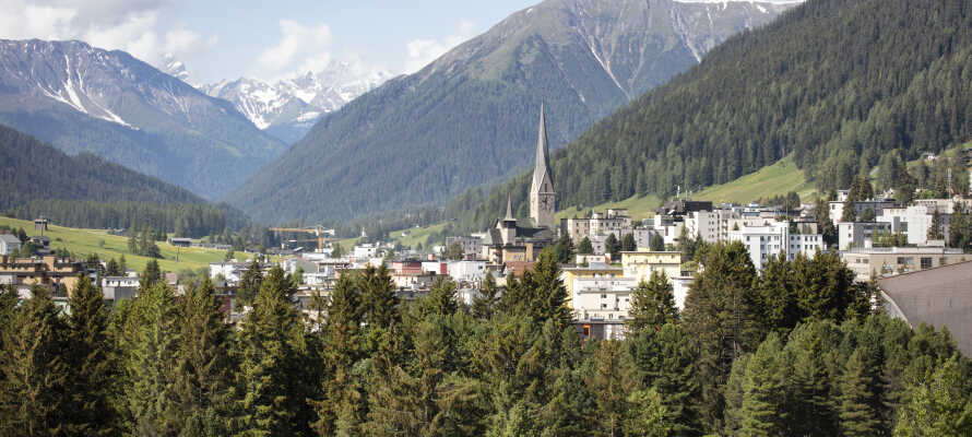 Det moderne Hilton Garden Inn Davos Hotel har en fantastisk beliggenhed i naturskønne omgivelser i Bündner-bjergene i Schweiz.