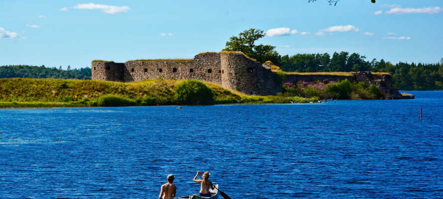 Njut av natursköna omgivningar och besök Kronobergs slott som ligger vackert belägget på en holme i Helgasjön