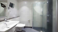 Samtliga rum är utrustade med eget badrum med dusch och toalett.