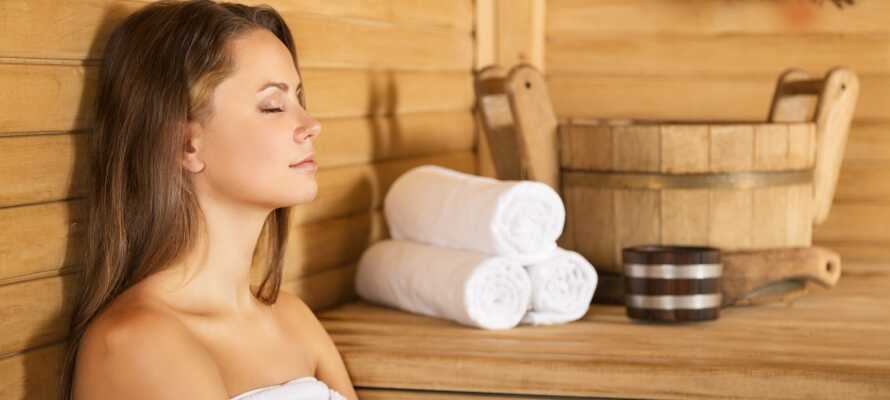 Slap af med dampbad, finsk sauna og infrarød kabine i hotellets eget wellnessområde.