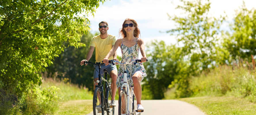 Drag ud i den skønne natur - der findes både pilgrimsruter og cykelstier lige i nærheden af hotellet.