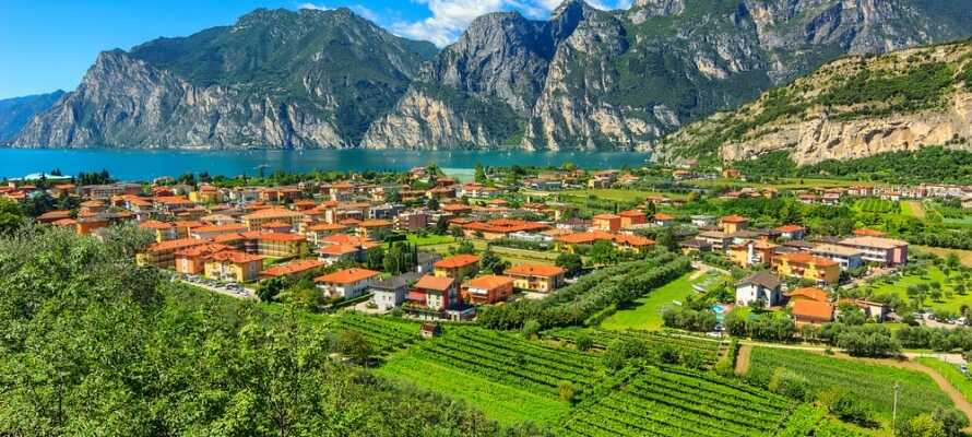 Gör utflykter för att utforska området och besök vackra städer som Torbole, Limone Sul Garda och Riva Del Garda