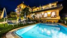I bor tæt på Gardasøen og har adgang til udendørs swimmingpool direkte på hotellet