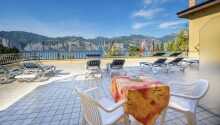 Nyd morgenmaden på terrassen med udsigt over Gardasøen