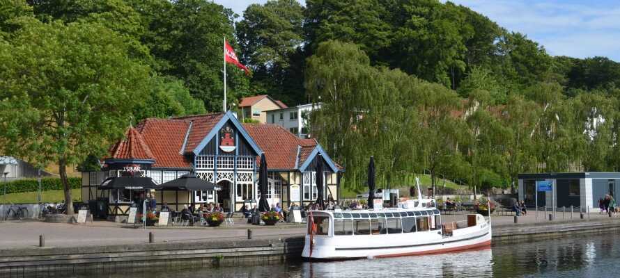 Tag på en idyllisk sejltur med Hjejlen, og nyd de maritime omgivelser på en af caféerne i Silkeborg.
