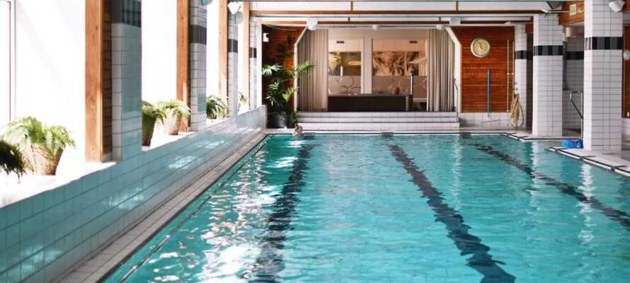 Hotellets spaområde byder bl.a. på en 25 meter lang swimmingpool, boblebad og sauna.