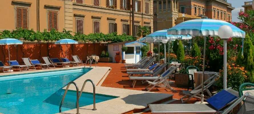 Under opholdet har I gratis adgang til hotellets udendørs swimmingpool som er åben i sommermånederne.