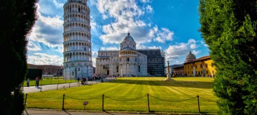 Oplev én af Toscanas absolut mest populære attraktioner med en udflugt til Det Skæve Tårn i Pisa!