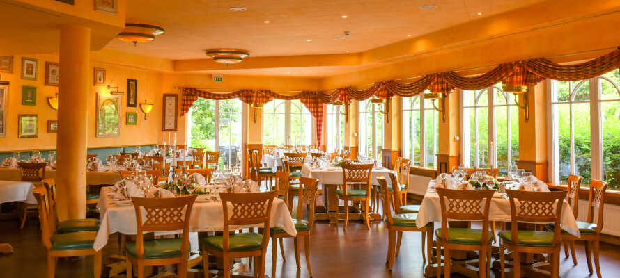 Hotellet er berømt for sin restaurant, hvor den velrenommerede kok skaber udsøgte retter.