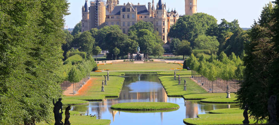 Én af de største turistattraktioner i Schwerin er nyrenæssance-slottet, der også huser en kunstsamling.