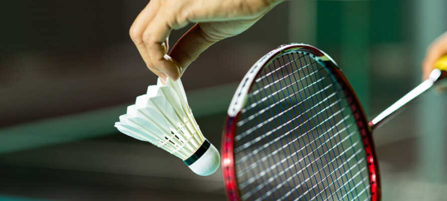 I den store sportshal kan du spille tennis, badminton eller volleyball.
