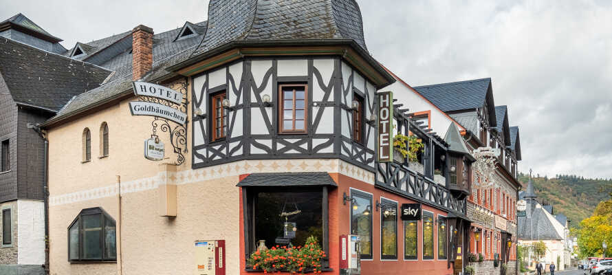 Det historiske Hotel Ellenzer Goldbäumchen ligger centralt i byen og direkte ved Mosel.