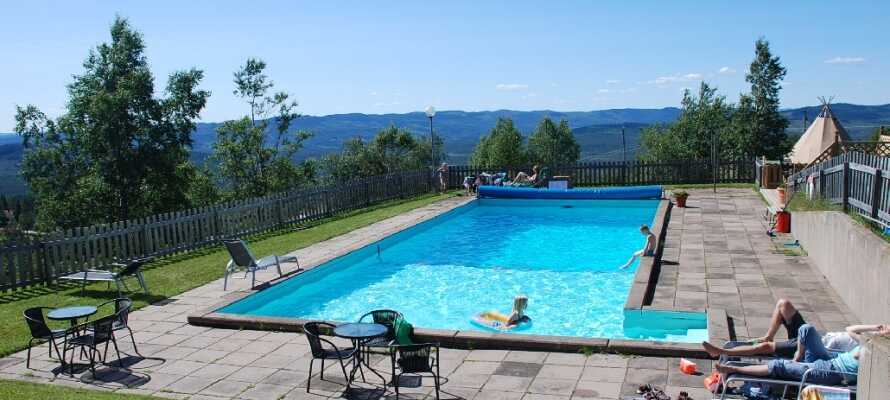 På sommaren kan ni plaska i hotellets pool eller gå på guidad tur i den omkringliggande naturen.