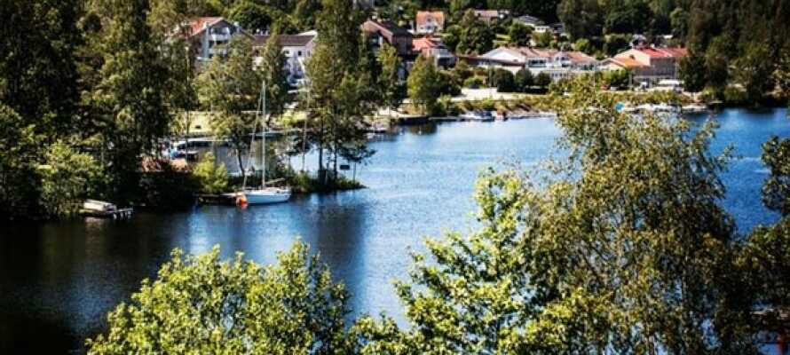 Hotellet har en naturskøn beliggenhed mellem Lalångsøen og Dalslands Kanal i Västra Götalands län.