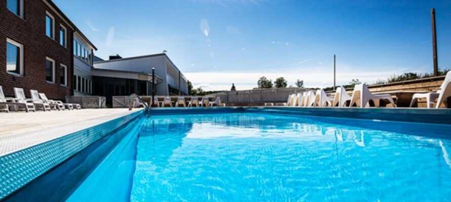 I sommermånederne kan I slappe af i hotellets lækre poolområde med opvarmet udendørs swimmingpool og poolbar.