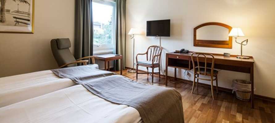 De hyggelige og moderne værelser er indrettet med flotte trægulve og komfortable senge.