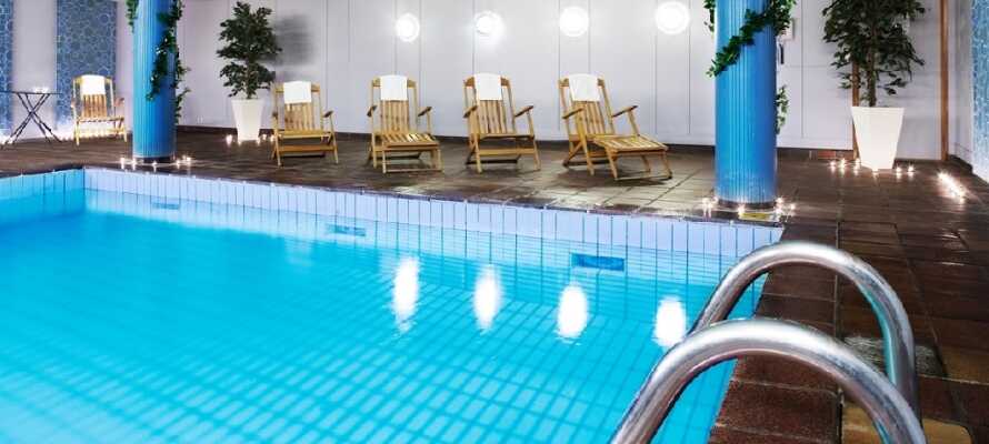 Hotellet har en skøn relaxafdeling med swimmingpool, sauna- og fitnessfaciliteter, hvor I kan runde en oplevelsesrig dag af.