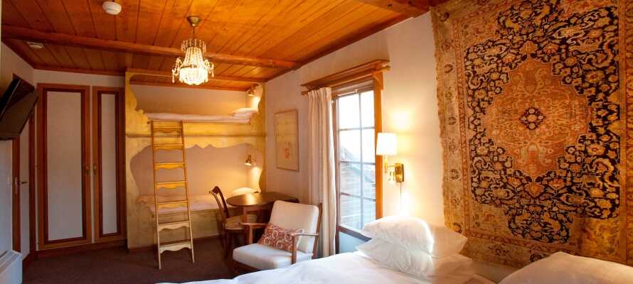 Hotellet har totalt 100 rum med traditionella inredningsdetaljer och många av rummen har milsvid utsikt över Siljan