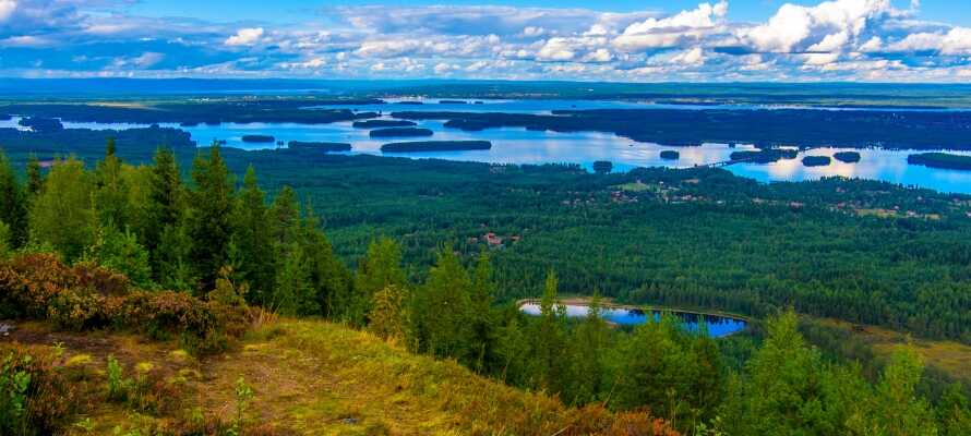 Hotellet ligger direkte ved Siljan-søen og midt i Dalarnas smukke natur.