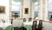 Kroens hyggelige restaurant har en skøn udsigt over Aabenraa Fjord