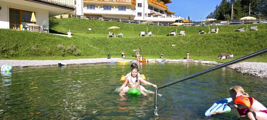 Om sommeren kan du svømme i hotellets naturlige swimmingpool.