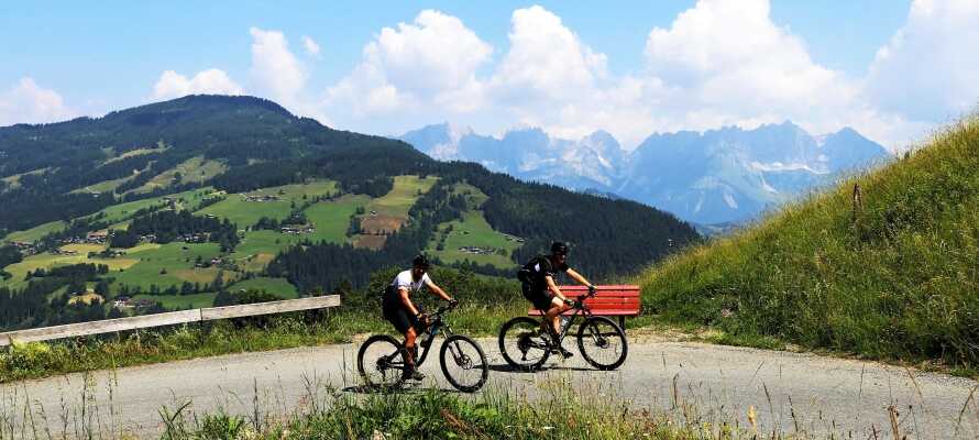Det ligger i en af verdens største cykelregioner 'Kitzbüheler Alpen og Kaisergebirge'.
