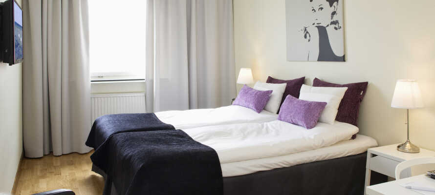 Hotellets nydelige værelser har nyrenoverede badeværelser og tilbyder hyggelige rammer og komfortable senge.