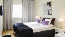 Hotellets værelser er hyggeligt indrettet med komfortable senge og har nyrenoverede badeværelser.