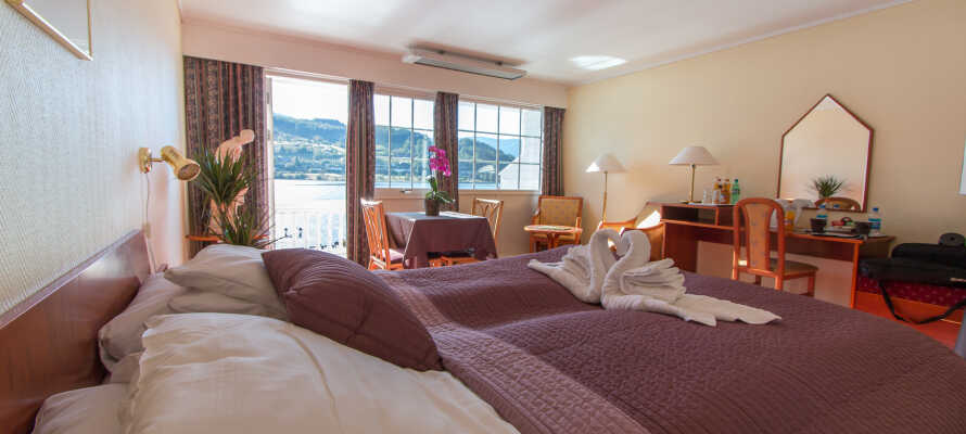 Alle hotellets værelser har egen balkon eller terrasse med en skøn udsigt direkte over fjorden. Alle værelser har Jensen senge.