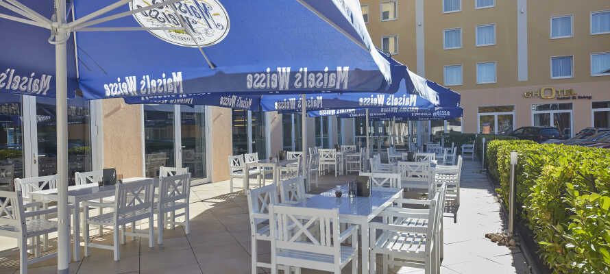 Hotellet præges af en varm og indbydende atmosfære, som mærkes både på terrassen, i restauranten og i barområdet.