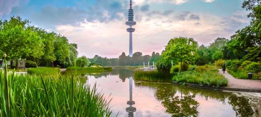 Ved Hamburgs højeste bygning, Fjernsynstårnet, finder I byens botaniske have, der er en dejlig grøn oase.