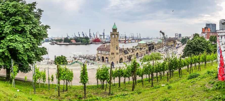 Havnen i Hamburg er et besøg værd og fra hotellet har I blot en kort gåtur til Landungsbrücken.