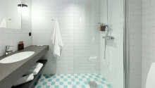Alle værelserne har eget badeværelse - her et eksempel fra et Deluxe-værelse.