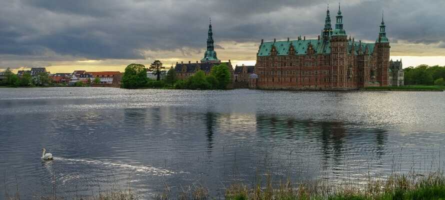 Besøg det smukke Frederiksborg Slot i Hillerød, og oplev 500 års fantastisk danmarkshistorie.